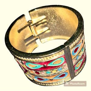 Gold tone Indian art Bangle/Bracelet. New, not boxed. Spring/snap close